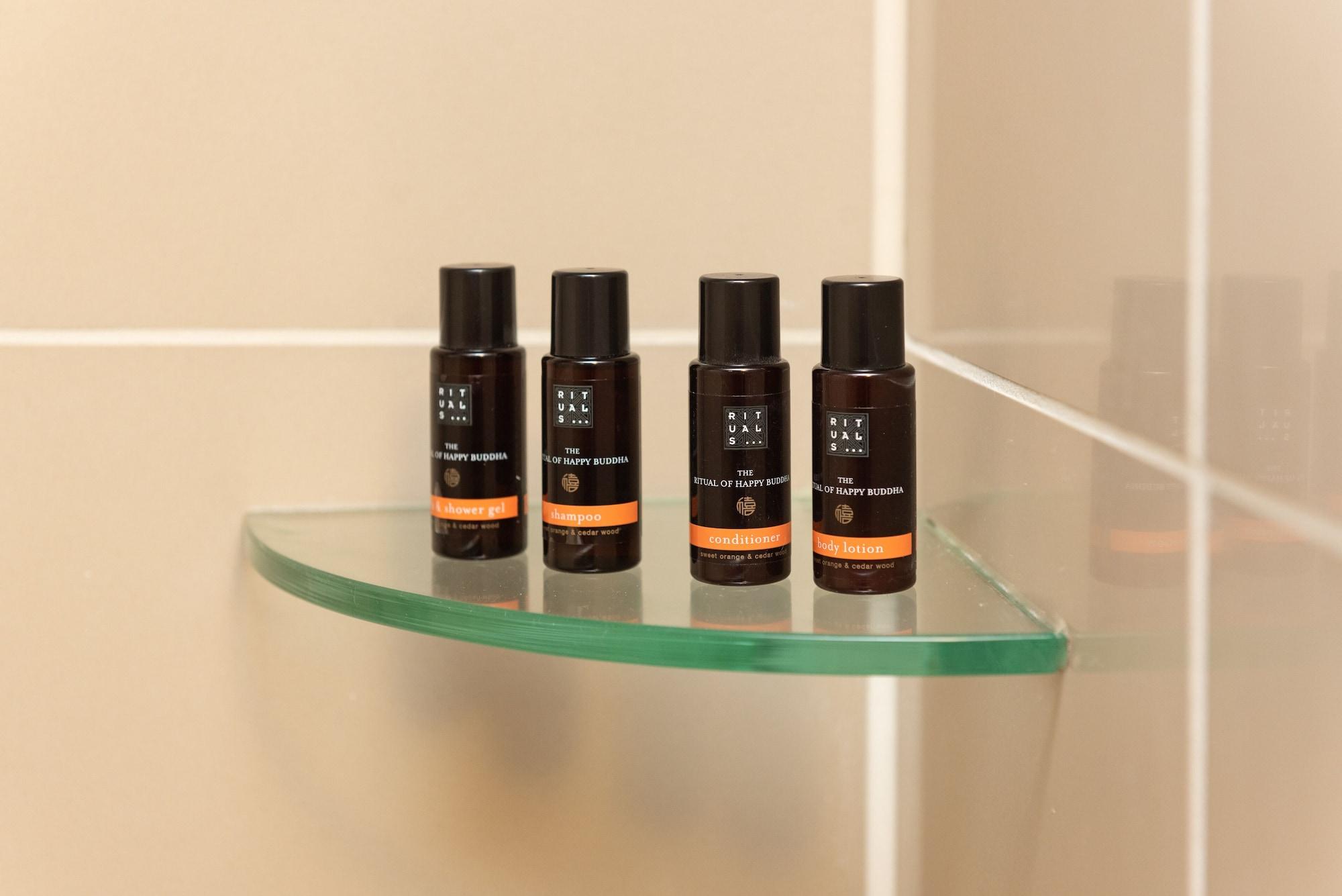 Vr Takapuna Auckland Exterior photo A selection of the hotel's branded toiletries