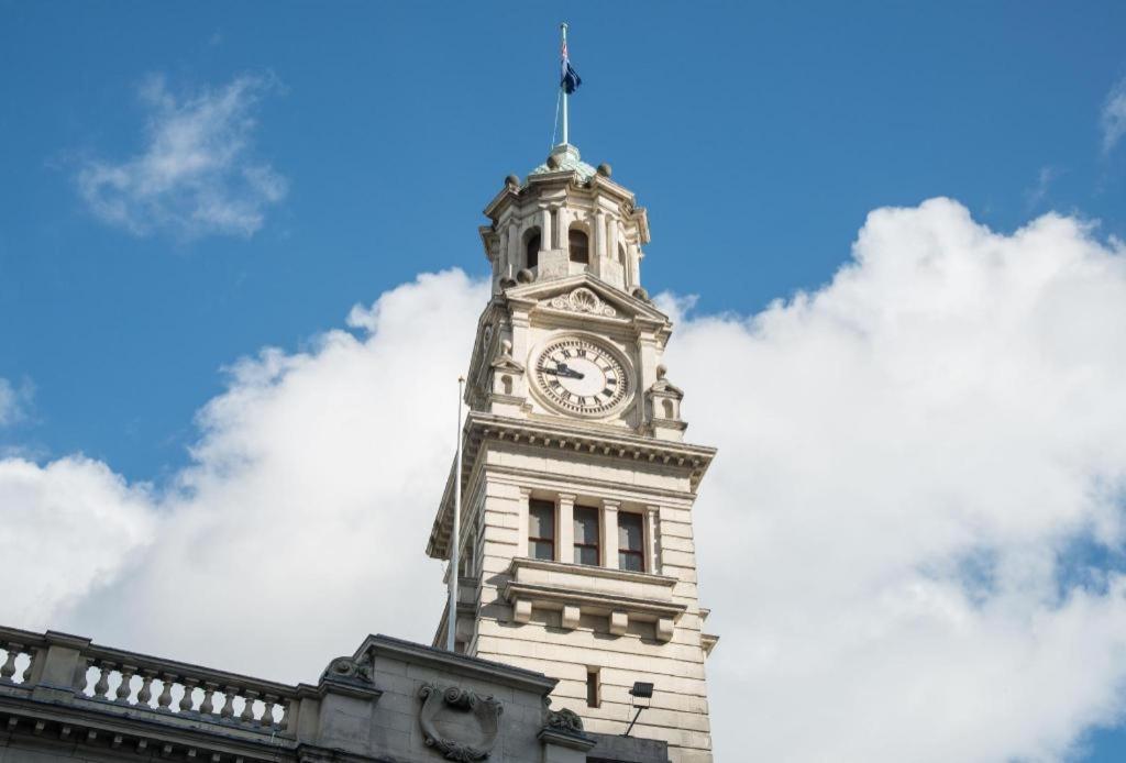 Vr Takapuna Auckland Exterior photo The clock tower