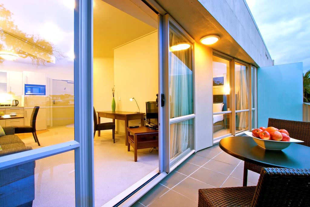 Vr Takapuna Auckland Exterior photo A sliding door
