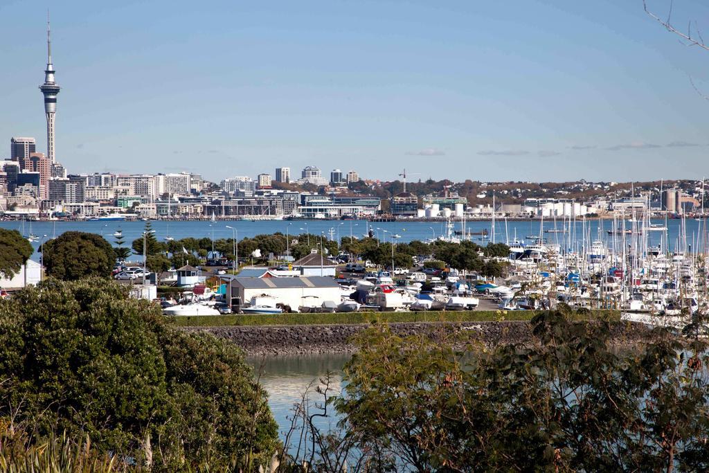 Vr Takapuna Auckland Exterior photo View of the Auckland waterfront from the suburb of Albany