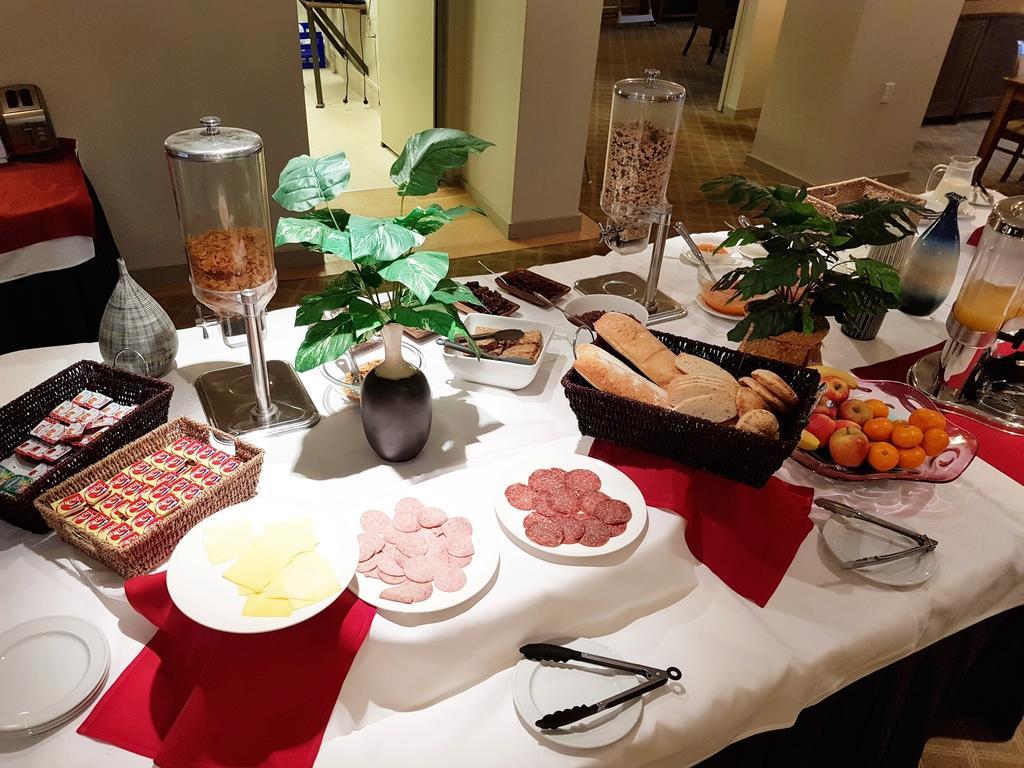 Vr Takapuna Auckland Exterior photo A buffet at a hotel